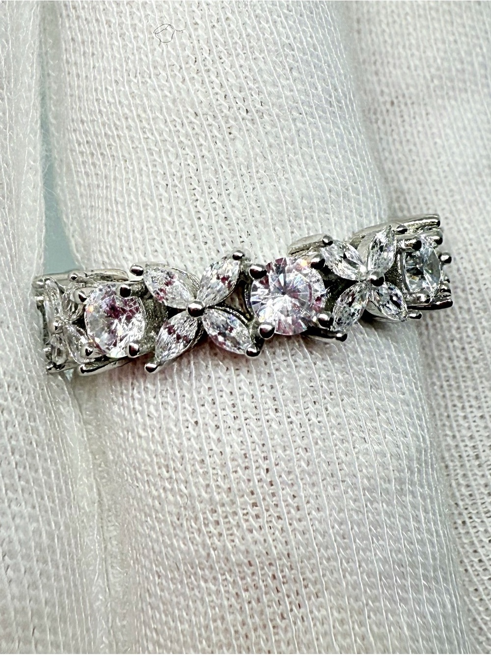 Elegant Silver Women's Ring - Picture 14 of 17